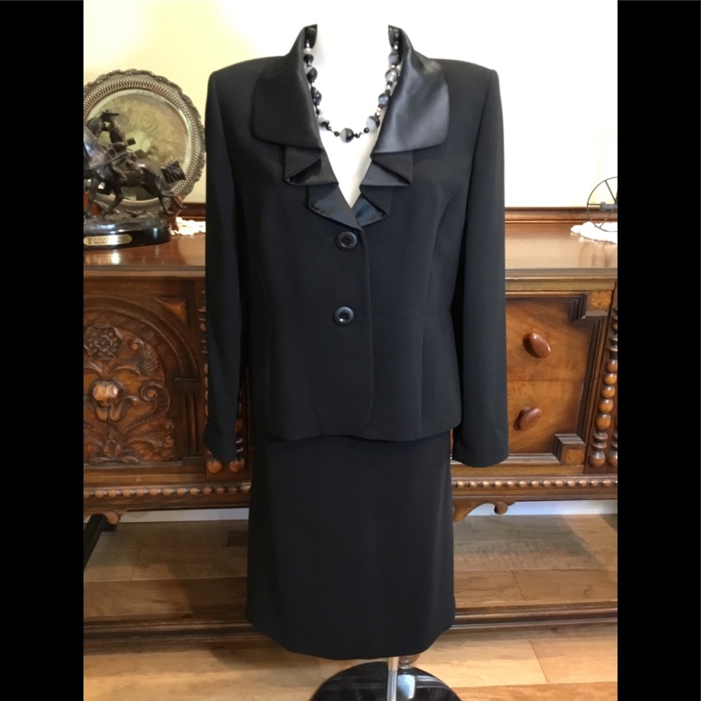 Beautiful 2 piece LeSuit